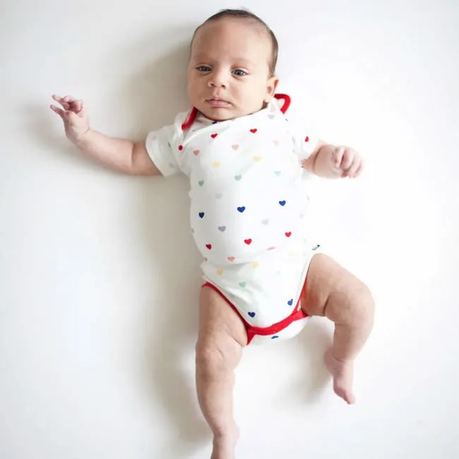 Kyte Baby Short Sleeve Printed Bodysuit in Cloud Rainbow Heart